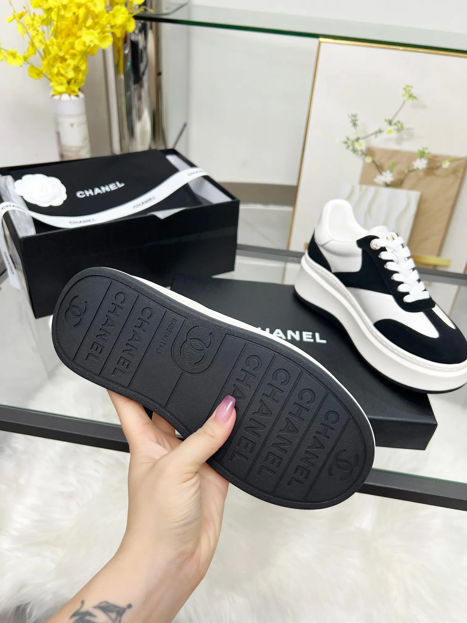 👟👟Ex-factory price 480👟👟 CHANEL 25C spring and summer new sports shoes official website is available at the same time ❤️ Counter out-of-stock kings. Major bloggers are recommending new styles on social days. This season’s new styles are simply eye-catching and look great on the feet. The casual casual sports style is refreshing and natural, interpreting Chanel’s fashionable femininity. The overall customization makes all sports models on the market at that time obsolete. This series is now available for sale! The upper is made of custom imported pebbled calf leather ➕ custom frosted calf leather. The lining is made of original one-to-one professionally customized mesh. Hardware accessories. Original full set of molds (not common in the market). Original custom molded TPU combination outsole. Height 4 cm. Women's size 35-39.